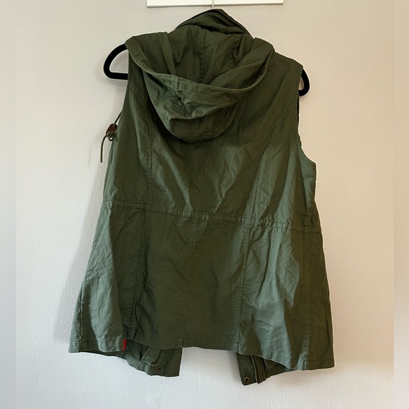Green vest; size large - Picture 3 of 3